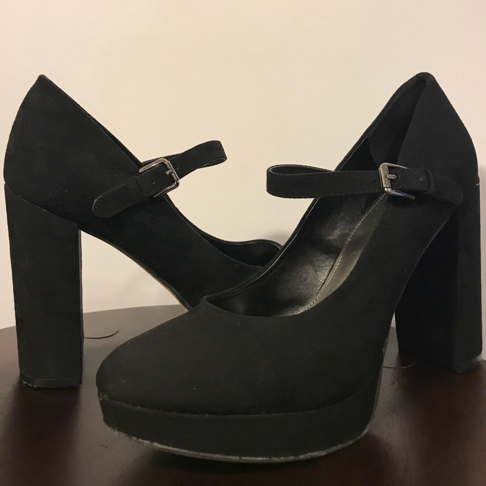 Black pumps with ankle strap